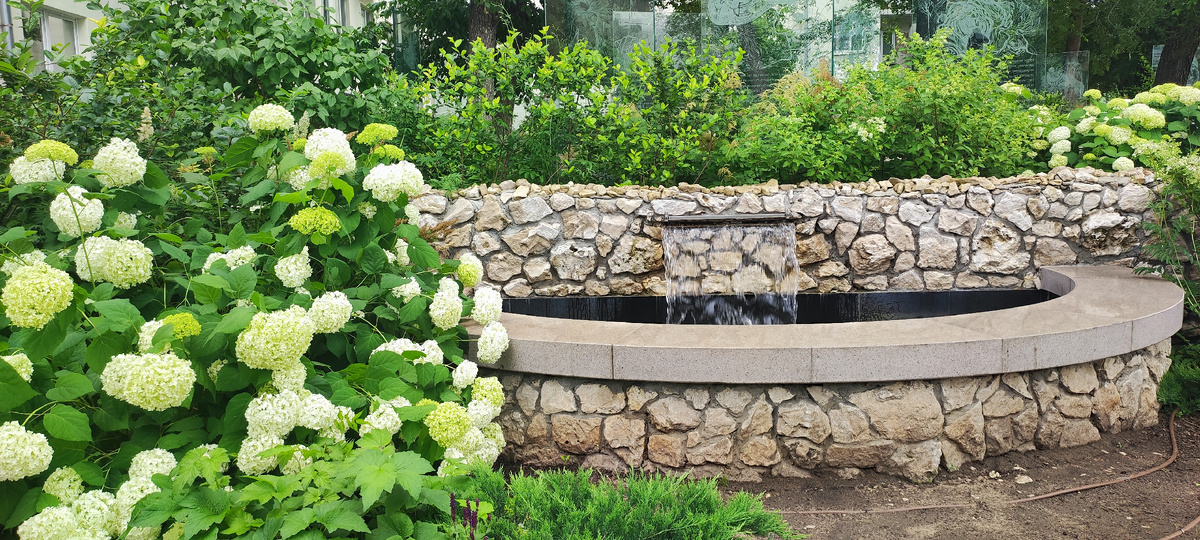 г.Самара,приятный скверик, много зелени, интересные инсталляции со сказками.