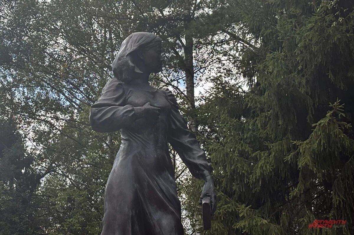    Памятник Дарье Дугиной.