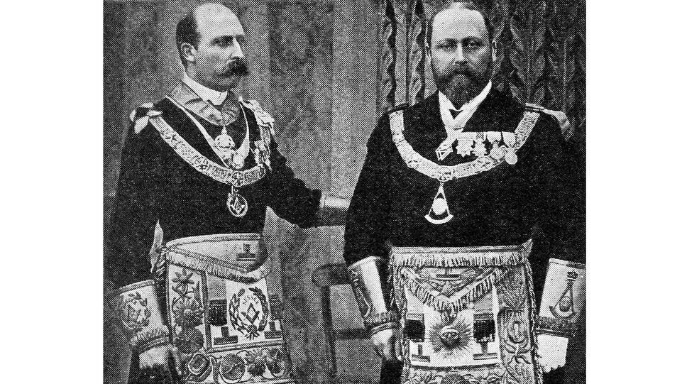    Король Великобритании Эдуард VII с братом Артуром, герцогом Коннаутским в облачении великих магистров масонства, 1910 год. Mary Evans Picture Library / www.globallookpress.com