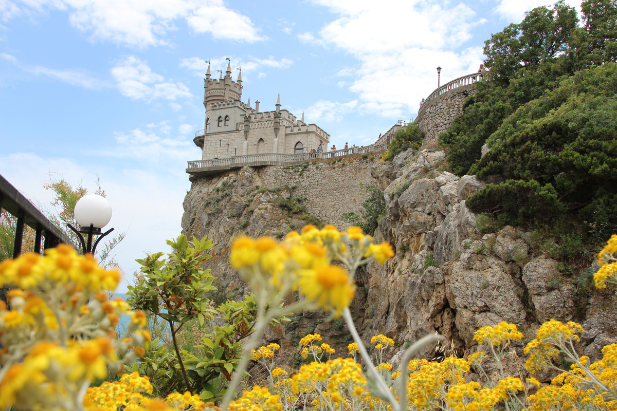 Замок на скале совсем не средневековый. Фото автора