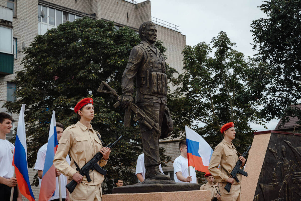    Памятник «Фатежанам — защитникам Отечества» открыли сегодня в Фатеже Курской области
