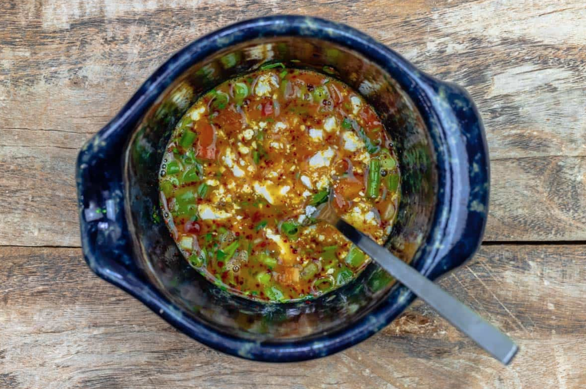 Яйца, помидоры, сыр и зелень