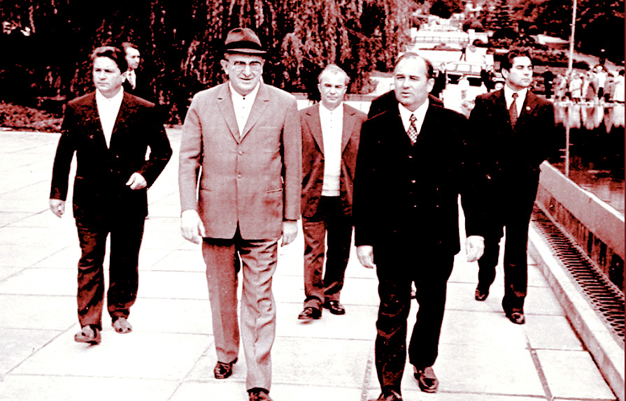 Юрий Владимирович и Михаил Сергеевич в Кисловодске.