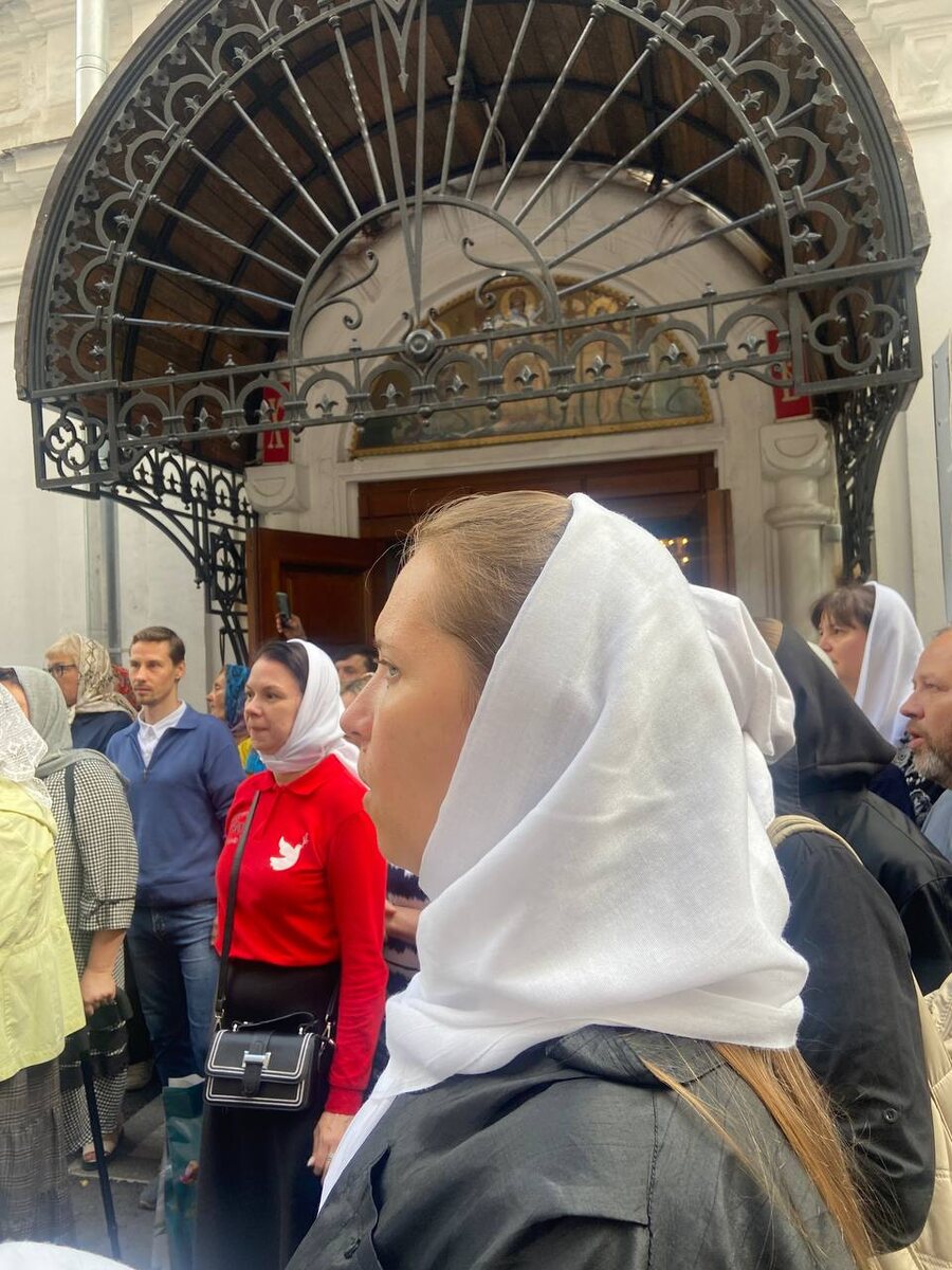 Фото 1 - прихожане провожают святыню.