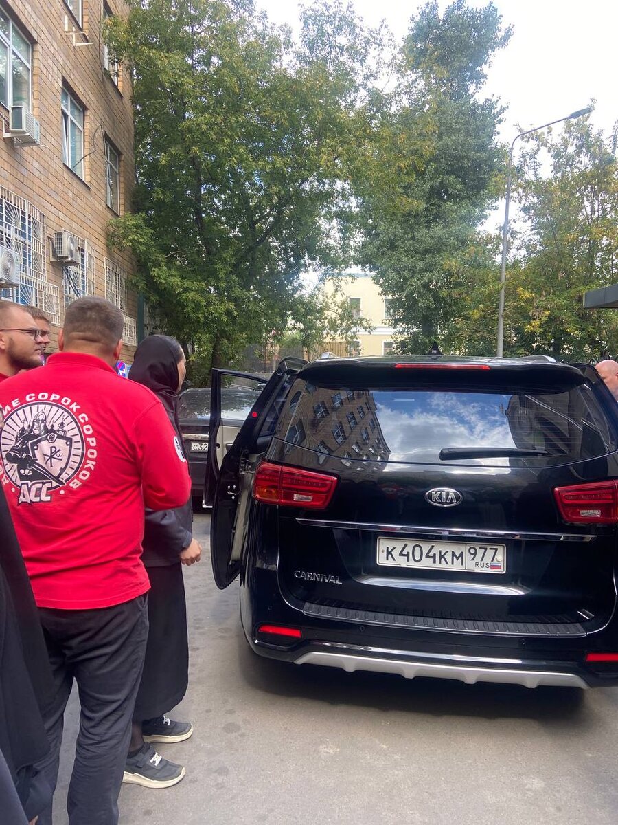 Фото 2 - проводы святыни с участием представителей Движения сорок сороков.