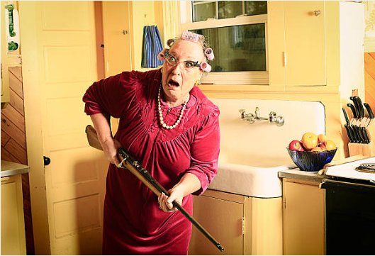 — Ах ты дpянь! — невестка вернулась домой, а свекровь копалась в ее вещах и нашла деньги, — Это я забираю себе, ты деньги из семьи таскаешь!