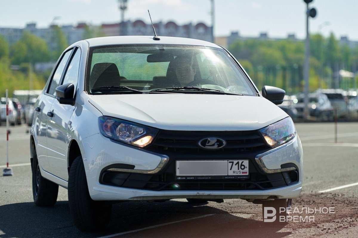    В Сербии Lada Vesta стоит дешевле, чем в России, с учетом доставки, налогов и наценки дилера. Динар Фатыхов / realnoevremya.ru