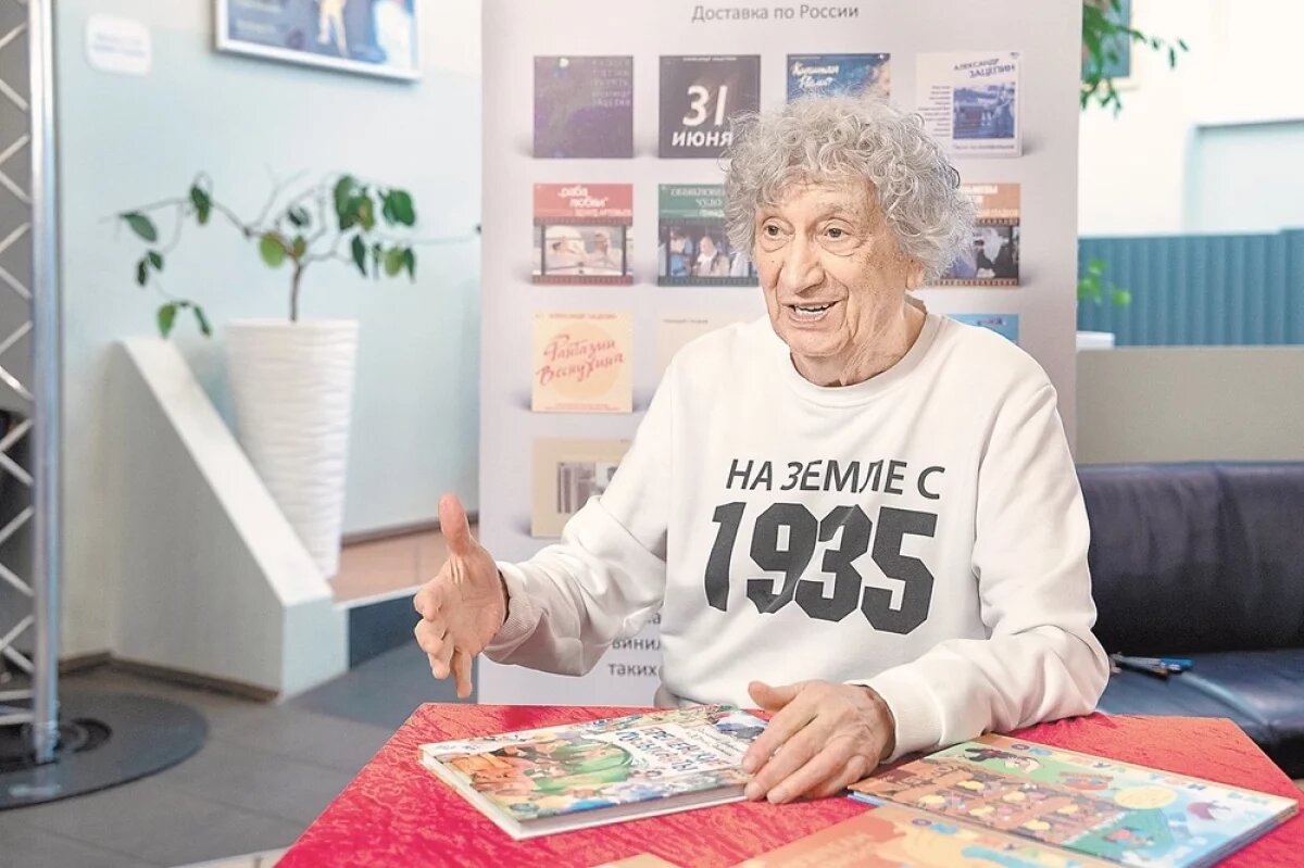    Песням Энтина могут подпевать и седовласые пенсионеры, и только научившиеся говорить малыши.