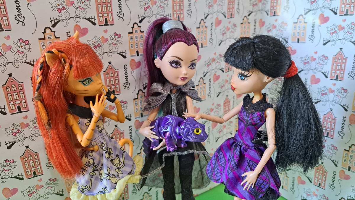 Спарклу понравилось платье Оливки - такое же фиолетовое, как и сам малыш.