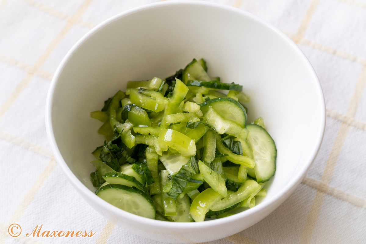 Салат с огурцом, зеленым перцем и базиликом