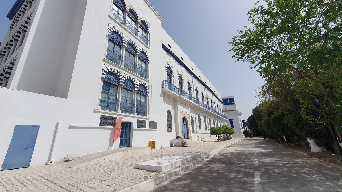 Здание музея Бардо с обратной стороны