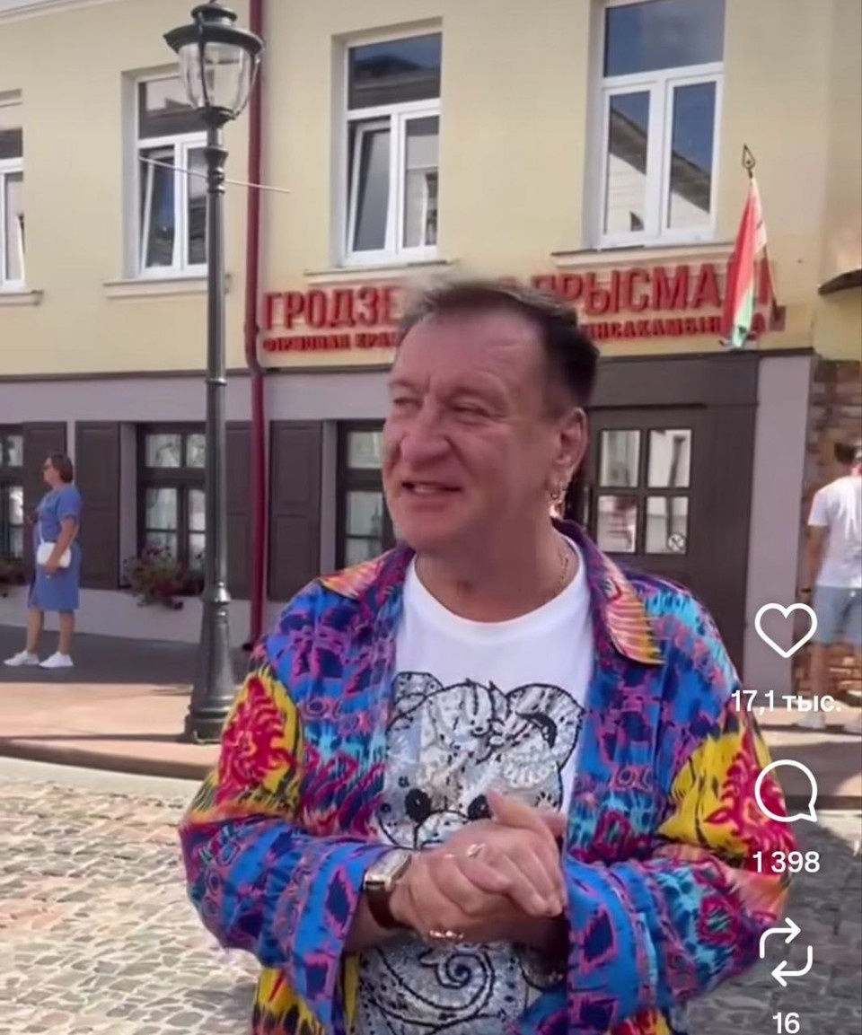    Певец остался в восторге от улочек Гродно. Фото: личная страница Сергея Пенкина в соцсети.