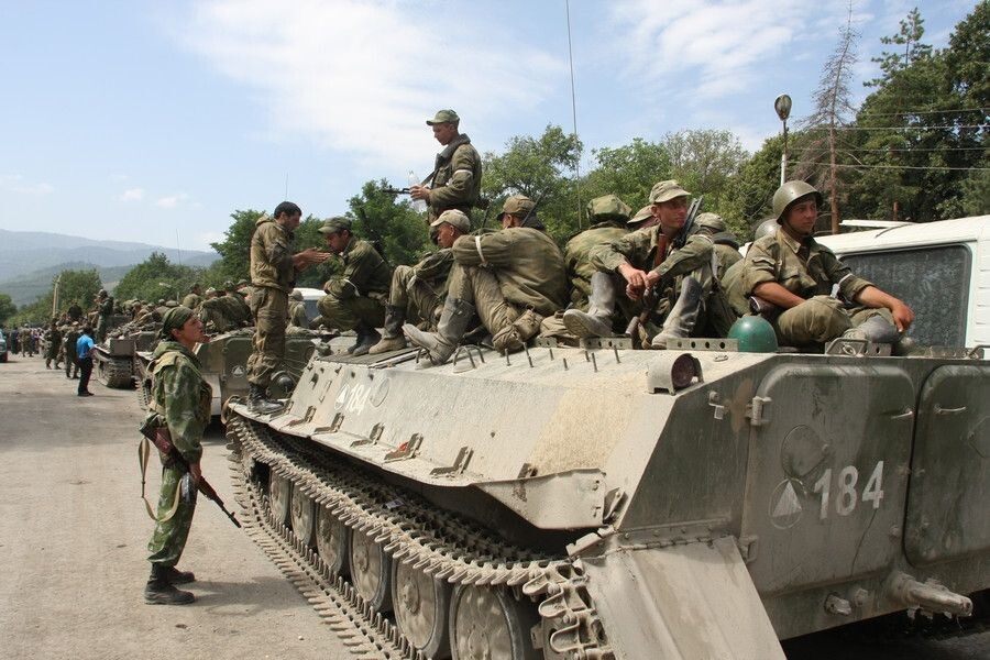    Российские миротворцы по дороге к Цхинвалу / Источник: © ИТАР-ТАСС/Сергей Узаков