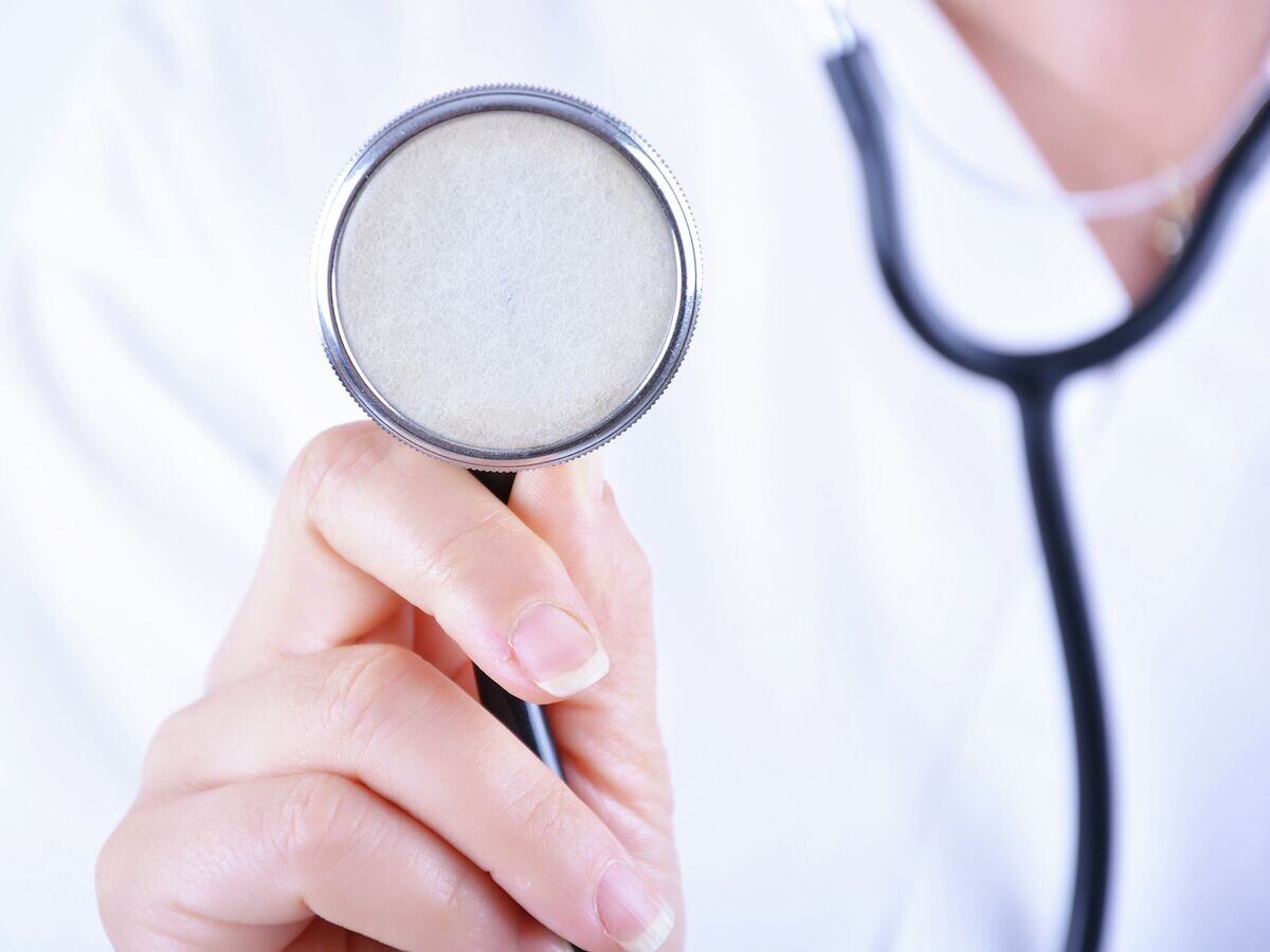    Врач держит стетоскоп© Fotolia / yahyaikiz