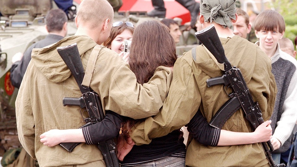 "За твою смерть поеду грустить на Мальдивы": кто такие жены-однодневки, охотящиеся за бойцами СВО