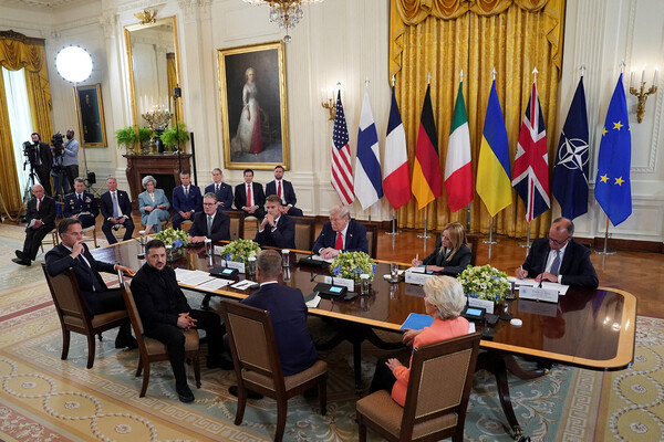 Во время переговоров с участием президента США Дональда Трампа, президента Украины Владимира Зеленского и европейских лидеров в Белом доме, США, 18 августа 2025 года / Alexander Drago/Reuters  