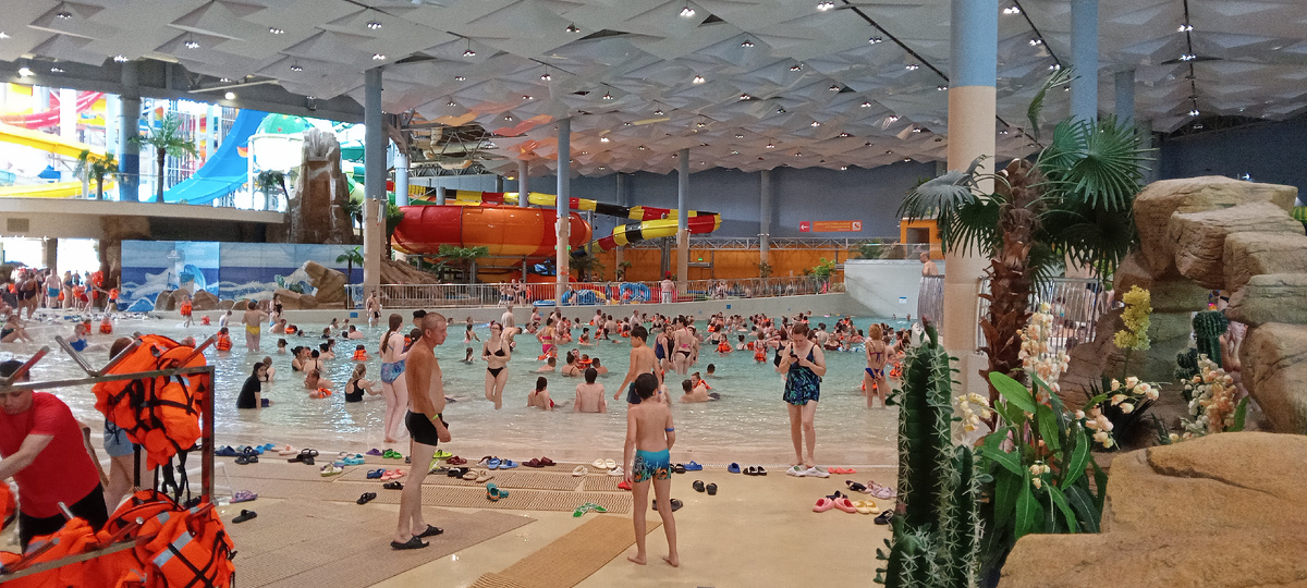 Народ ждет волны