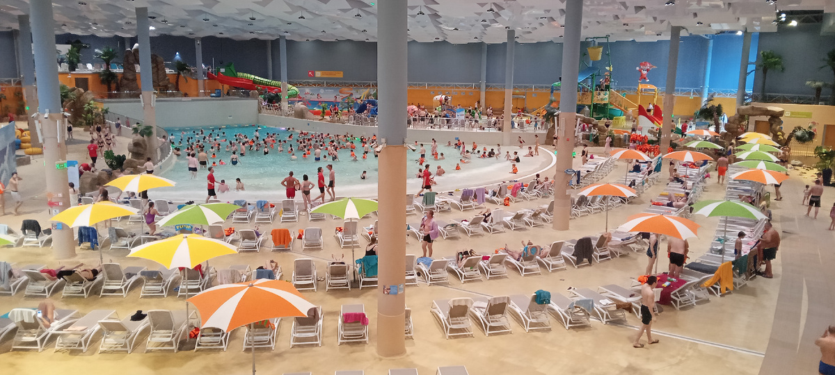 К вечеру толпа немного поредела