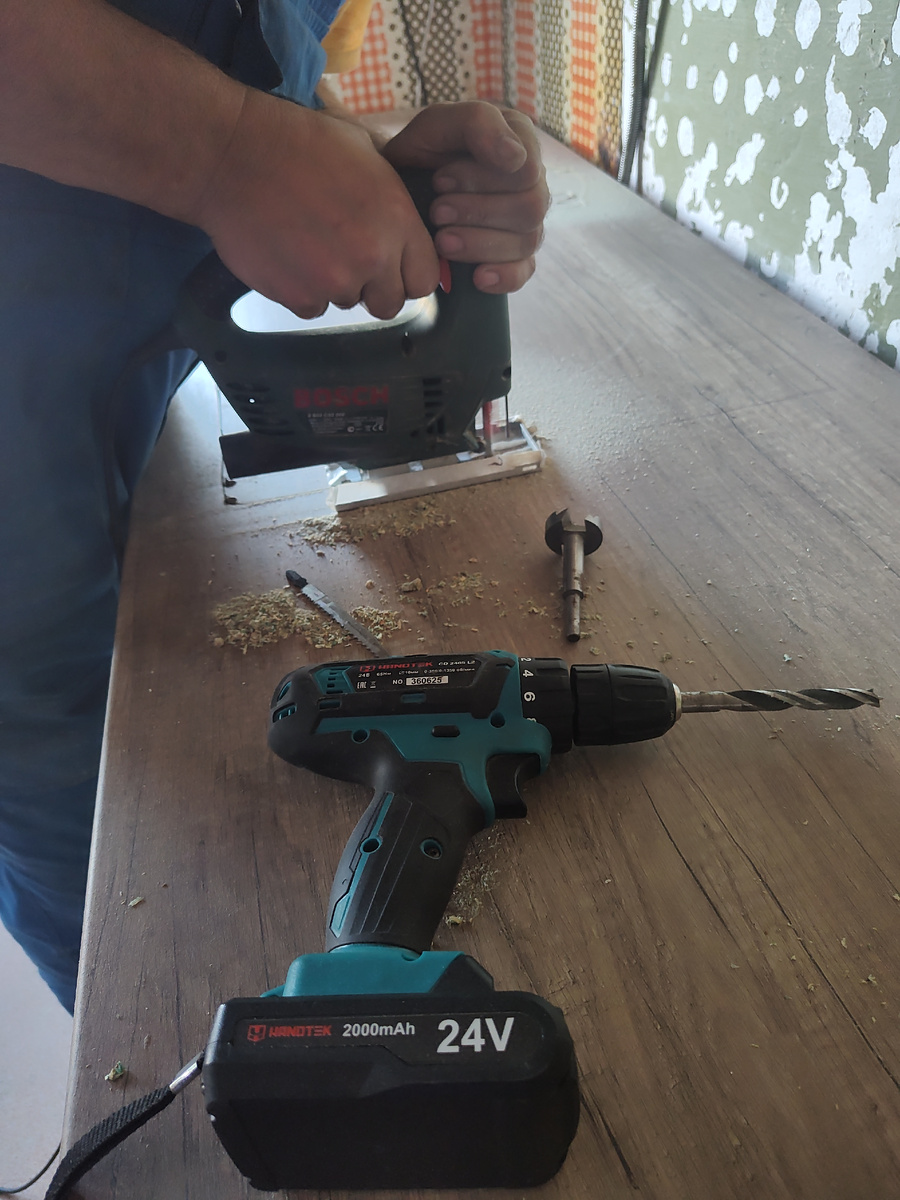 Здесь будет врезана газовая поверхность, а пока работает Мастер. Фото автора. 