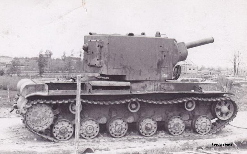 Танк КВ-2 под номером 28 из 21-го механизированного корпуса. Новоржев, июль 1941 года.