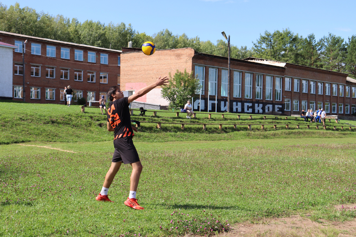 1.	Дамир Галлямов подает мяч. 