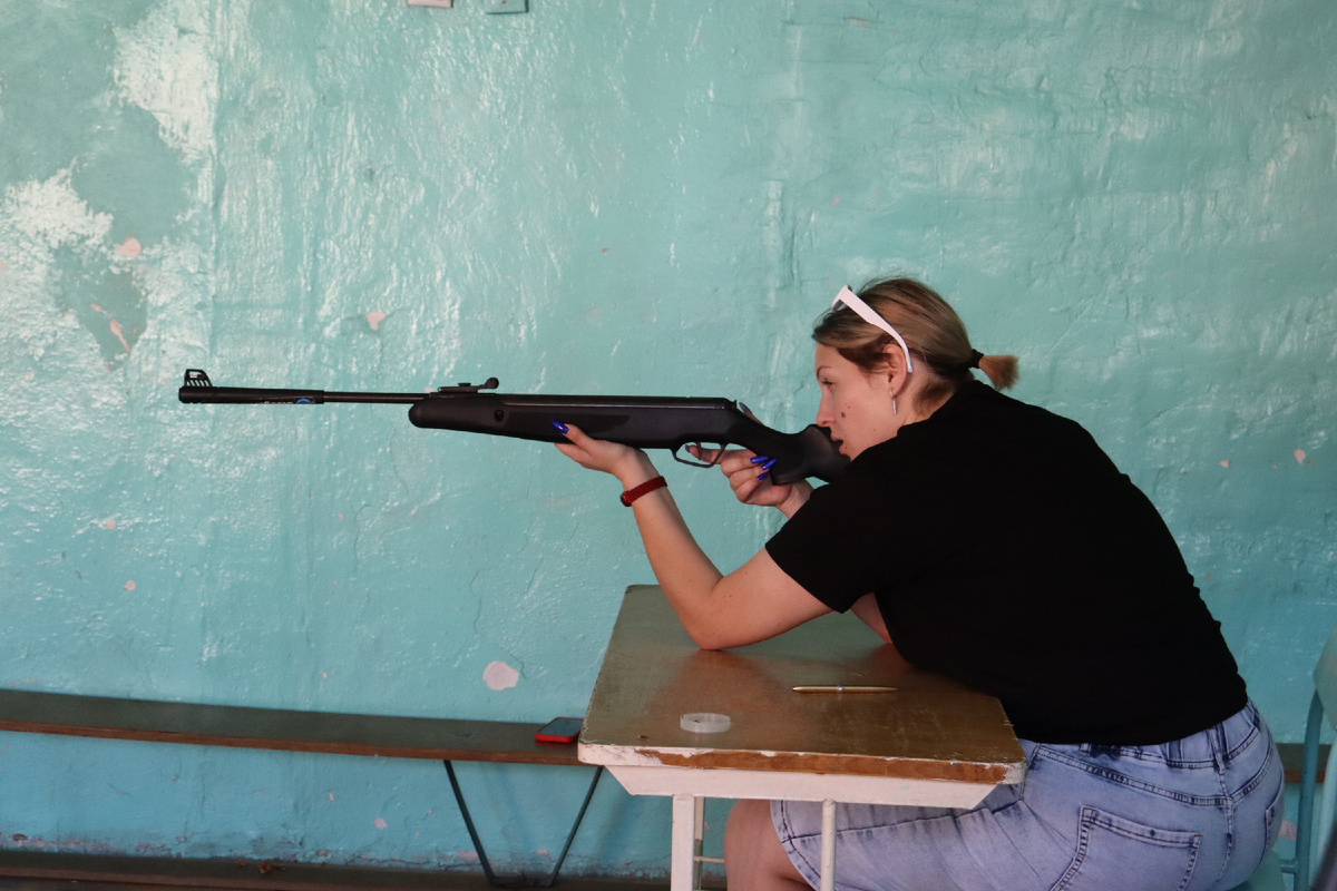 2.	Ульяна Семенова стреляет из пневматической винтовки. 