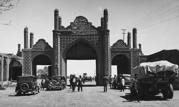 В период между мировыми войнами в Иране было правление династии Пехлеви, стремившееся к модернизации страны. Реза-шах Пехлеви захватил власть в 1921 году и, в конечном итоге, стал шахом в 1925 году, а кульминацией его правления стало англо-советское вторжение в Иран в 1941 году, спровоцированное его прогерманской позицией. В результате он был вынужден отречься от престола, а его сын Мохаммед Реза Пехлеви занял его трон, что ознаменовало конец межвоенного периода...