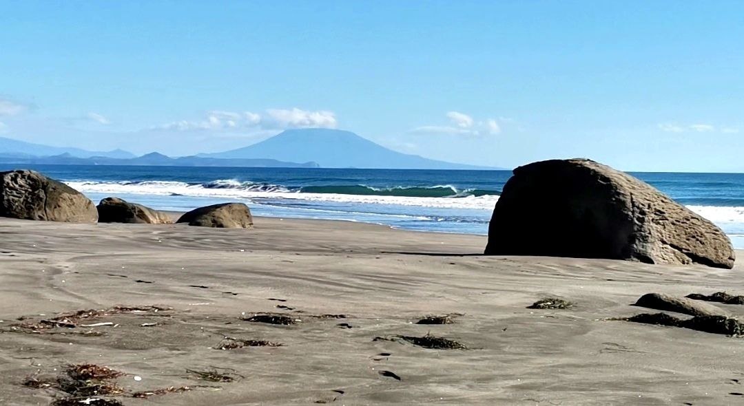 Вот у этого камня прошли все пляжные дни моего детства