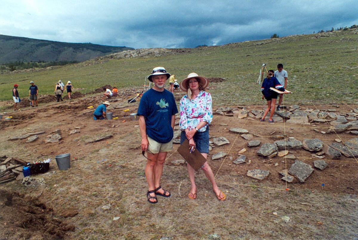 Ольга Ивановна Горюнова и Анджей Вебер во время работы на могильнике Хужир-Нугэ XIV