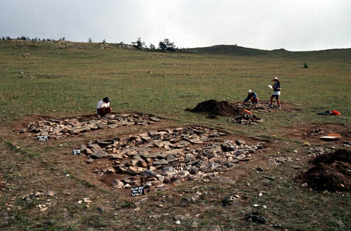  Раскопки могильника Хужир-Нугэ XIV