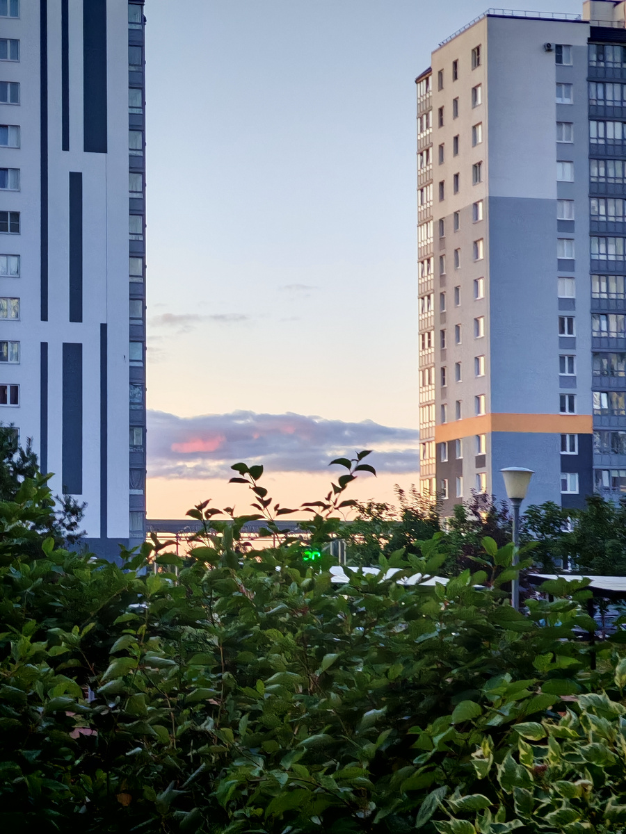 Солнышко только встаёт.