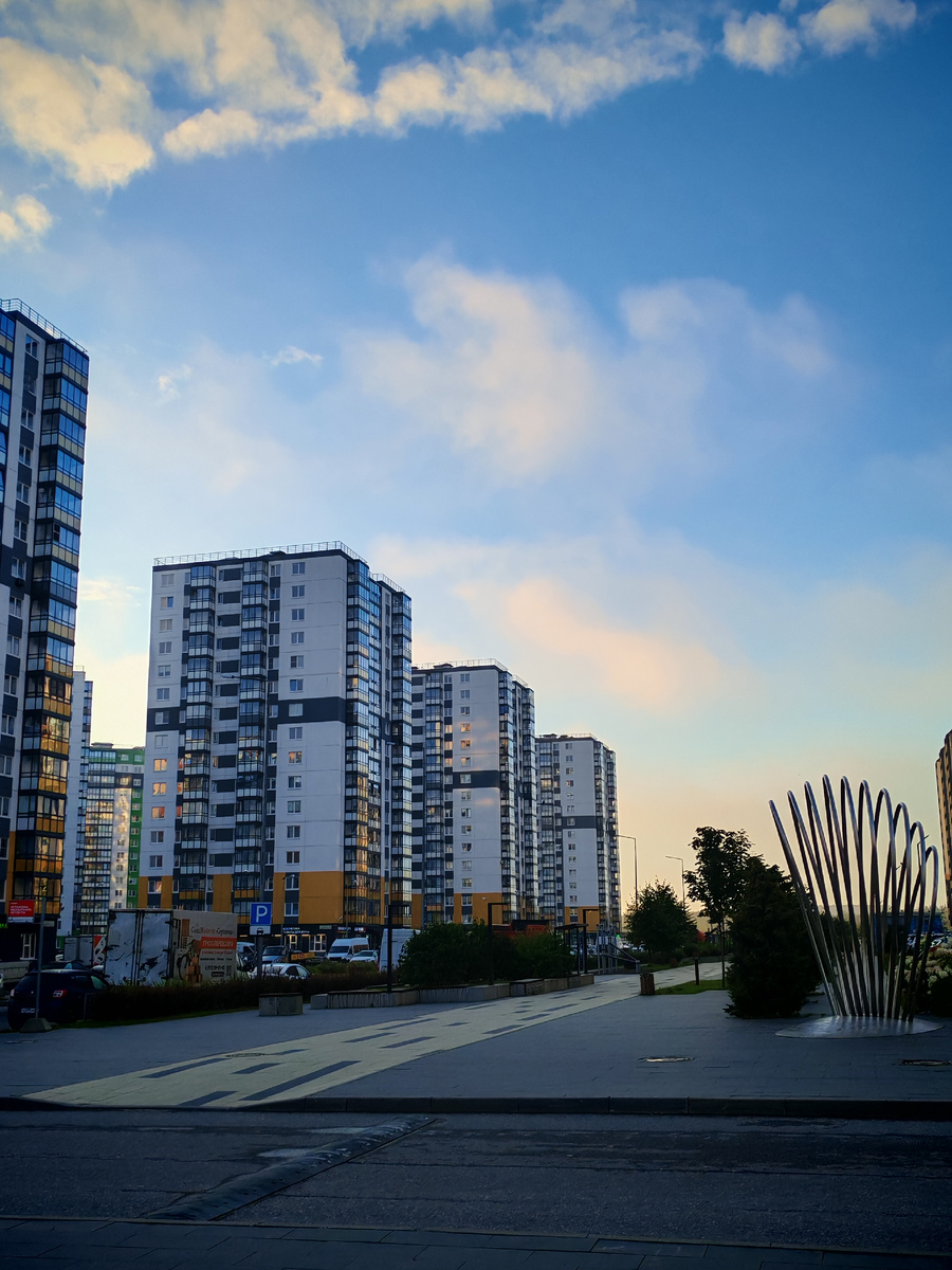 Солнышко уже встало за домами.