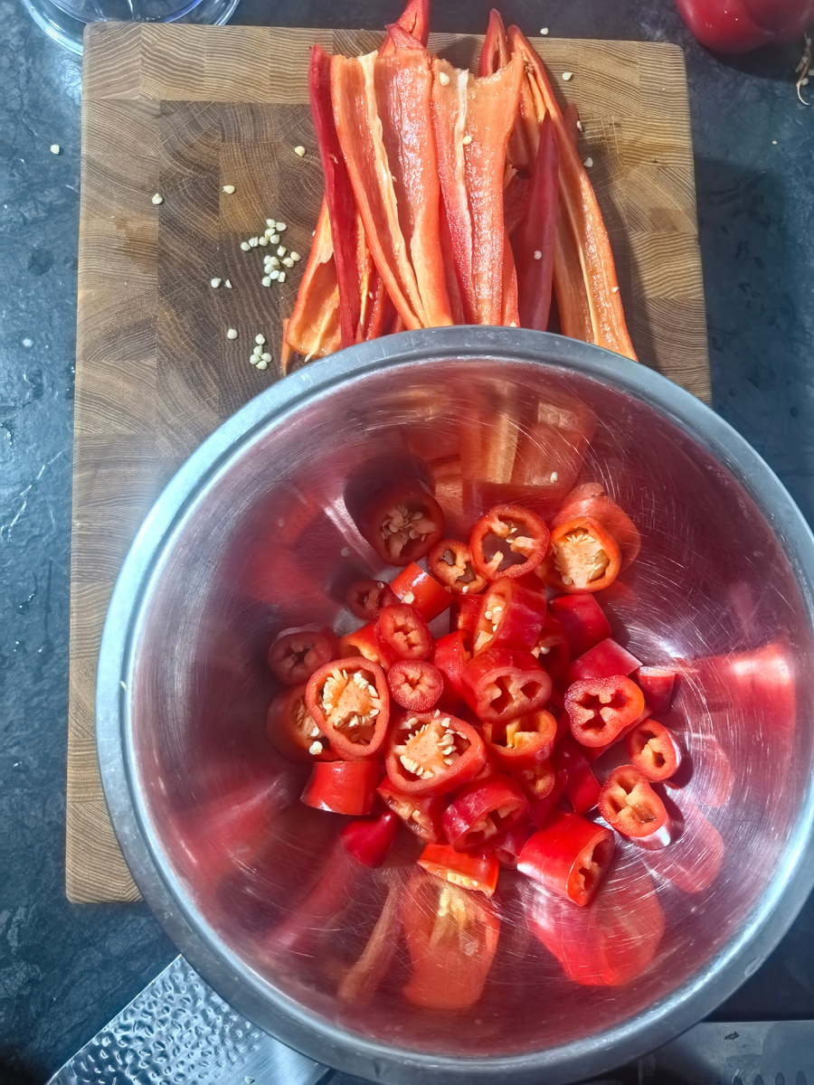 Половину перцев я отчистил от семян, для регулировки остроты