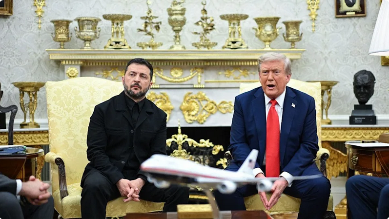 Так он себя видит. Кино так кино... Детектива.