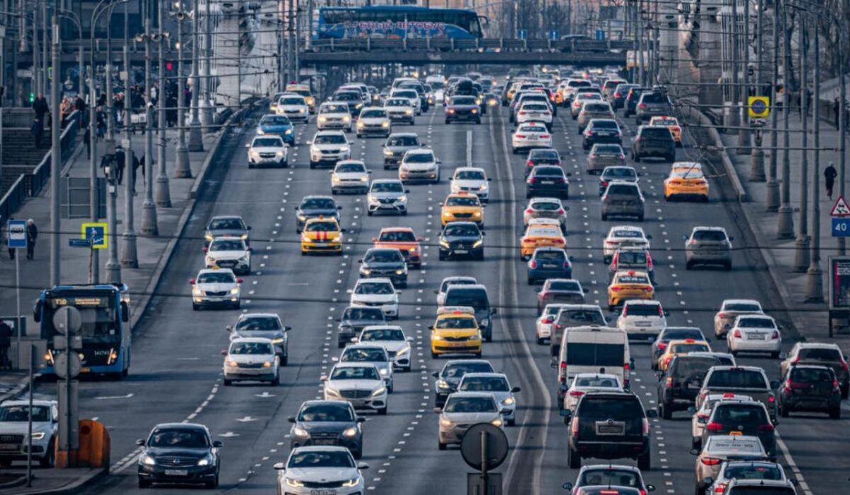     Поток автомобией. Источник: iz.ru Автор фото: Константин Кокошкин