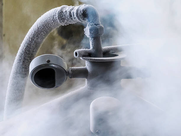 Жи́дкий азо́т — прозрачная жидкость. Является одним из четырёх агрегатных состояний азота. Обладает удельной плотностью 0,808 г/см³ и имеет точку кипения 77,4 K (−195,75 °C). Не взрывоопасен и не ядовит.