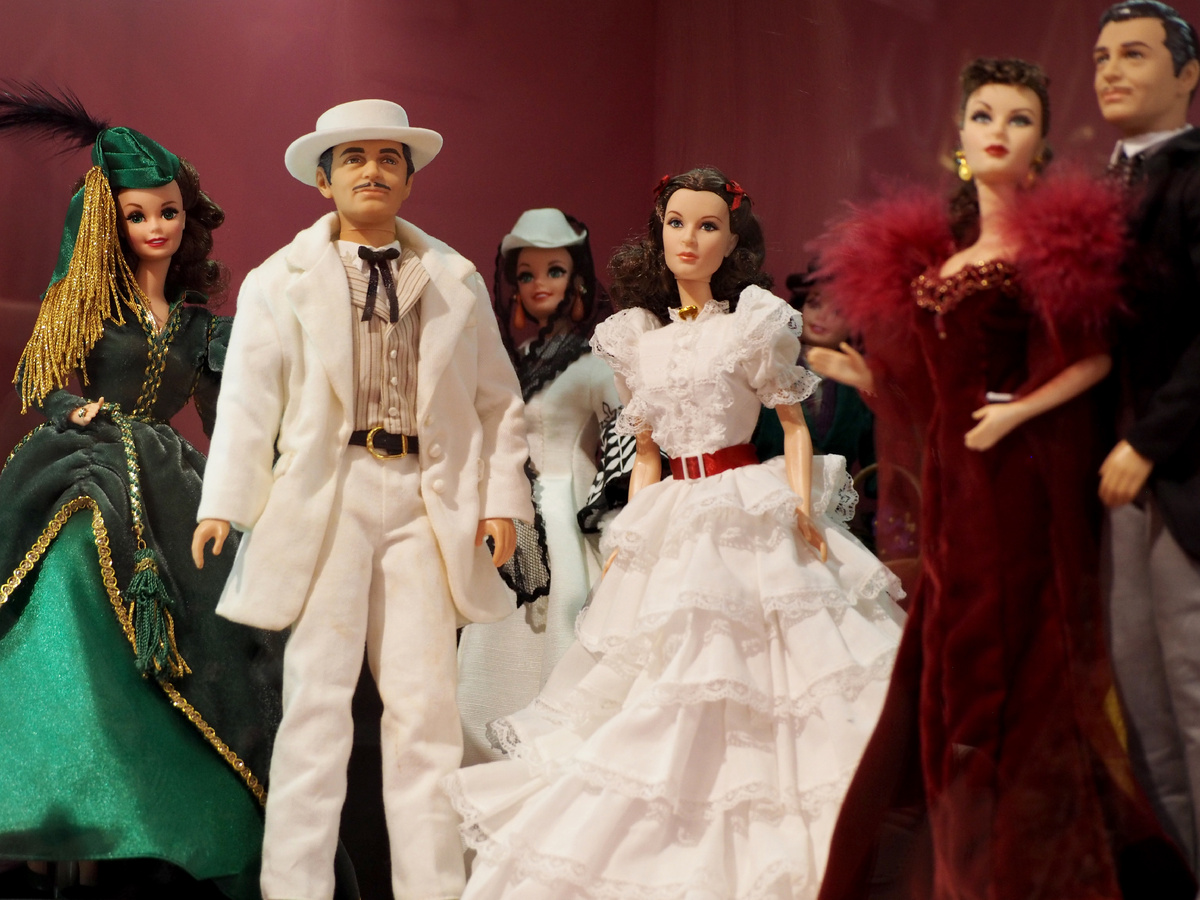 Scarlett O’Hara Doll — The Drapery Dress; Rhett Butler as portrayed by Clark Gable; Barbie Gone With The Wind Scarlett O'Hara. В бархатном бордовом платье 2014 Scarlett O'Hara Doll at Ashley Wilkes Birthday Party; Rhett Butler  Hollywood Legends.