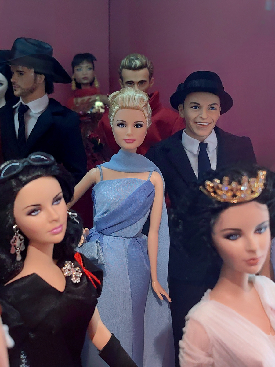 Barbie To Catch A Thief Grace Kelly; Barbie Frank Sinatra—The Recording Years. На переднем плане Elizabeth Taylor - Violet Eyes, Barbie Silkstone Gold Label.