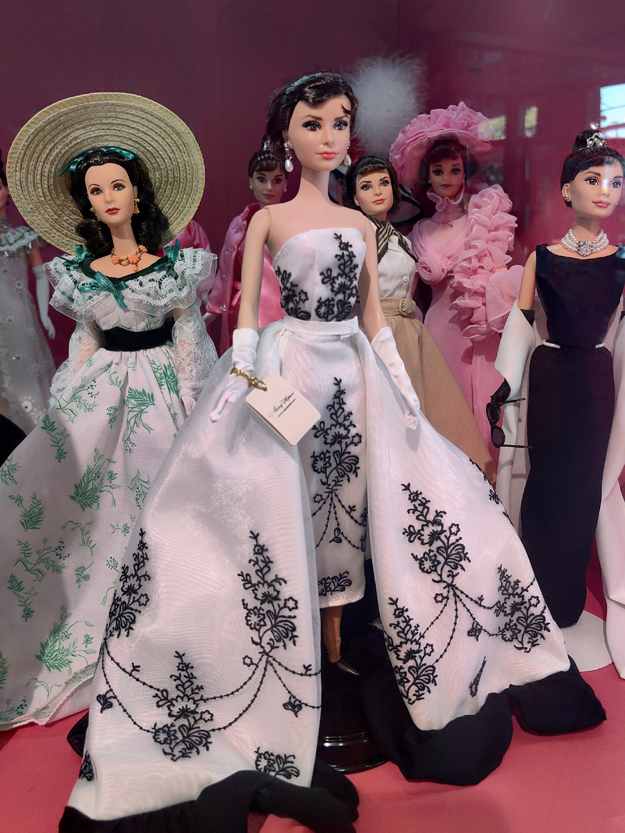 Barbie Scarlett OHara Barbecue at Twelve Oaks Hollywood Legends Collection; Barbie Silkstone Audrey Hepburn as Sabrina; Barbie paramount pielures Audrey Hepburn. В розовом My Fair Lady, рядом с ней Barbie Audrey Hepburn in Roman Holiday 2012.