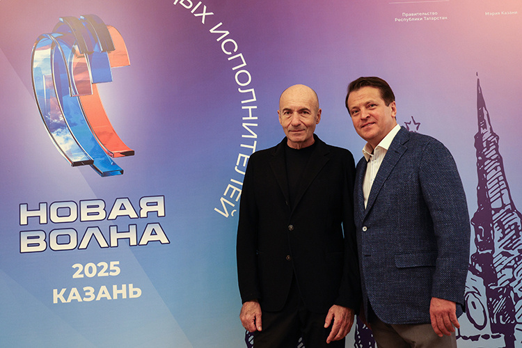    «Отношения» Казани с музыкальным фестивалем Игоря Крутого «Новая волна» тянутся 10 лет. «За эти годы, как я почувствовал, интерес не угас, поэтому мы решили приехать к вам», — говорит Игорь Крутой (на фото с мэром столицы РТ Ильсуром Метшиным).   
Фото: «БИЗНЕС Online»