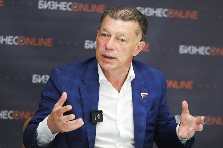    Максим Топилин: «Мы очень много говорим о необходимости регулирования влияния искусственного интеллекта, поскольку он все больше и больше проникает в нашу жизнь».   
Фото: Андрей Титов