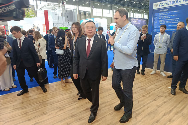    Накануне осмотреть, а заодно и проинспектировать экспозицию «Город-сад» перед приездом премьер-министра РФ Михаила Мишустина и вице-премьера РФ Марата Хуснуллина успел министр строительства и жилищно-коммунального хозяйства РФ Ирек Файзуллин.   
Фото: Анна Скрып