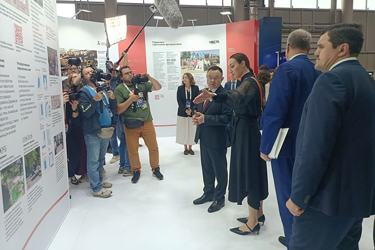    Сопровождали федерального гостя его заместитель Алексей Ересько, Шамиль Гафаров, Игорь Савельев и Марат Айзатуллин. К делегации присоединилась и директор Института развития городов Татарстана Наиля Зиннатуллина.   
Фото: Анна Скрып