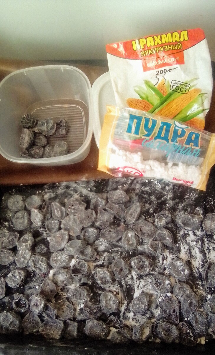 Обсыпала сливовые цукаты кукурузным крахмалом.