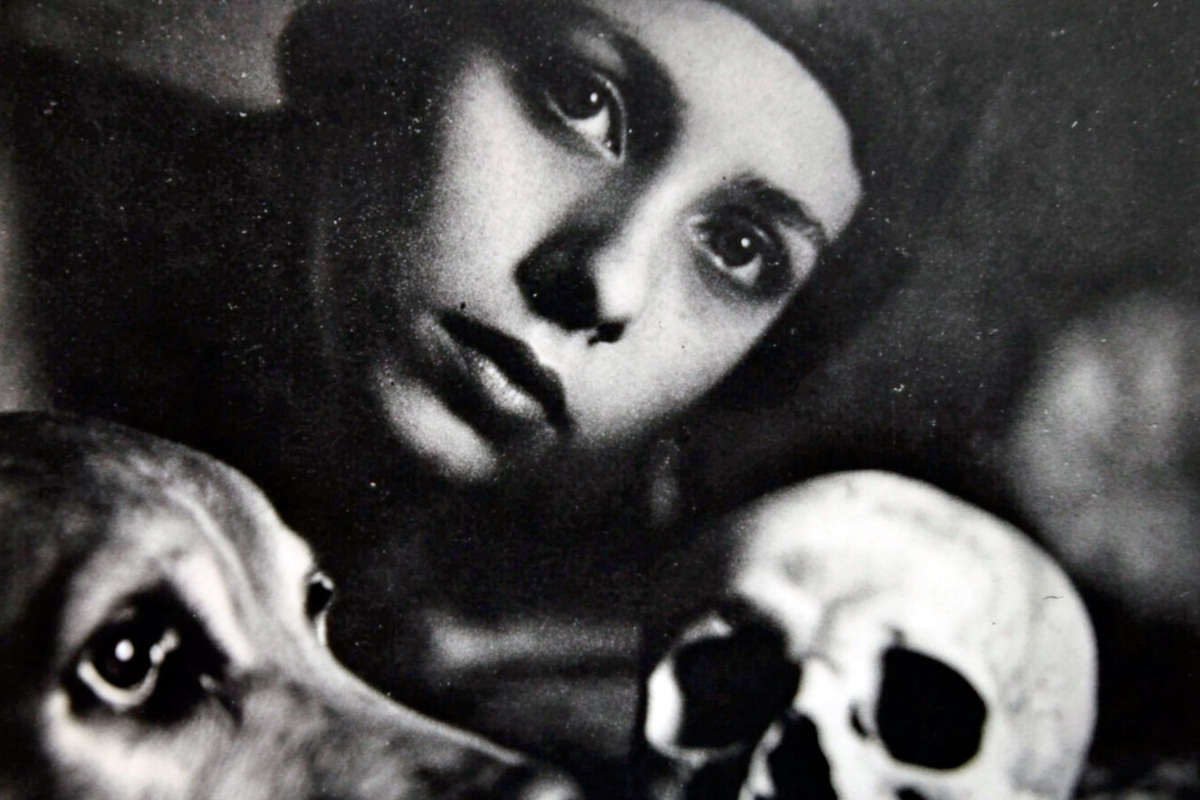 У человека с обсессией появляются навязчивые, пугающие и абсурдные мысли, которые возникают в голове без контроля