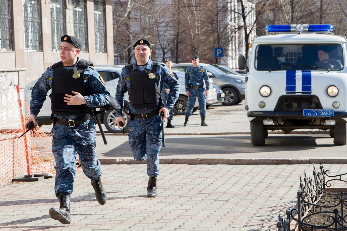     Должник попытался украсть телефон в отделе судебных приставов в Красноярске