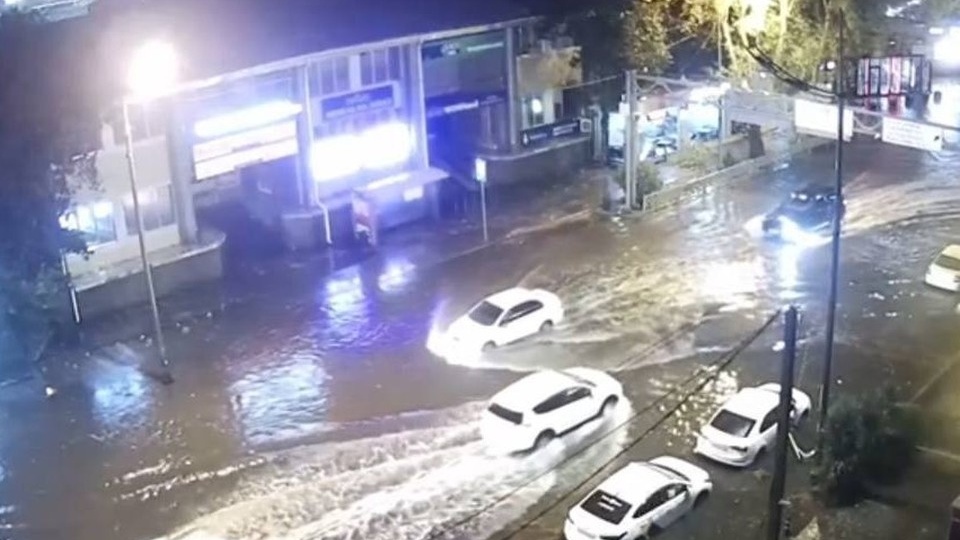 Мощный ливень с градом обрушился на Сочи в ночь на 21 августа: курорт предупредили о новой волне непогоды