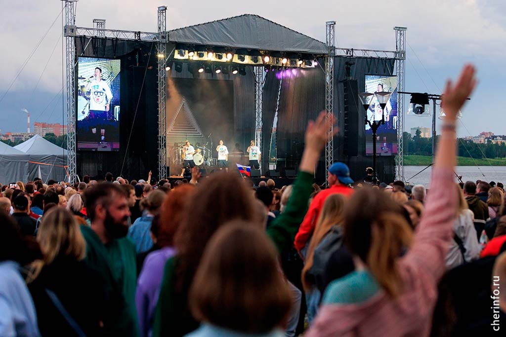    Исполнительница песен "Ту-лу-ла" и "Жара" выйдет на сцену во время фестиваля-конкурса "Рок на Шексне" 23 августа.