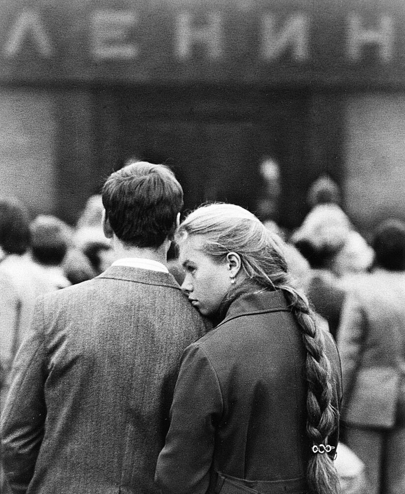 Молодая пара у Мавзолея Ленина, Москва, СССР, 1981 год.