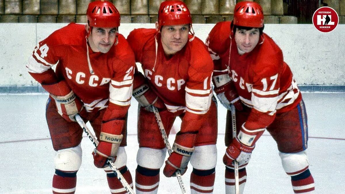 Легендарная тройка советских хоккеистов: Борис Михайлов, Владимир Петров  и Валерий Харламов .